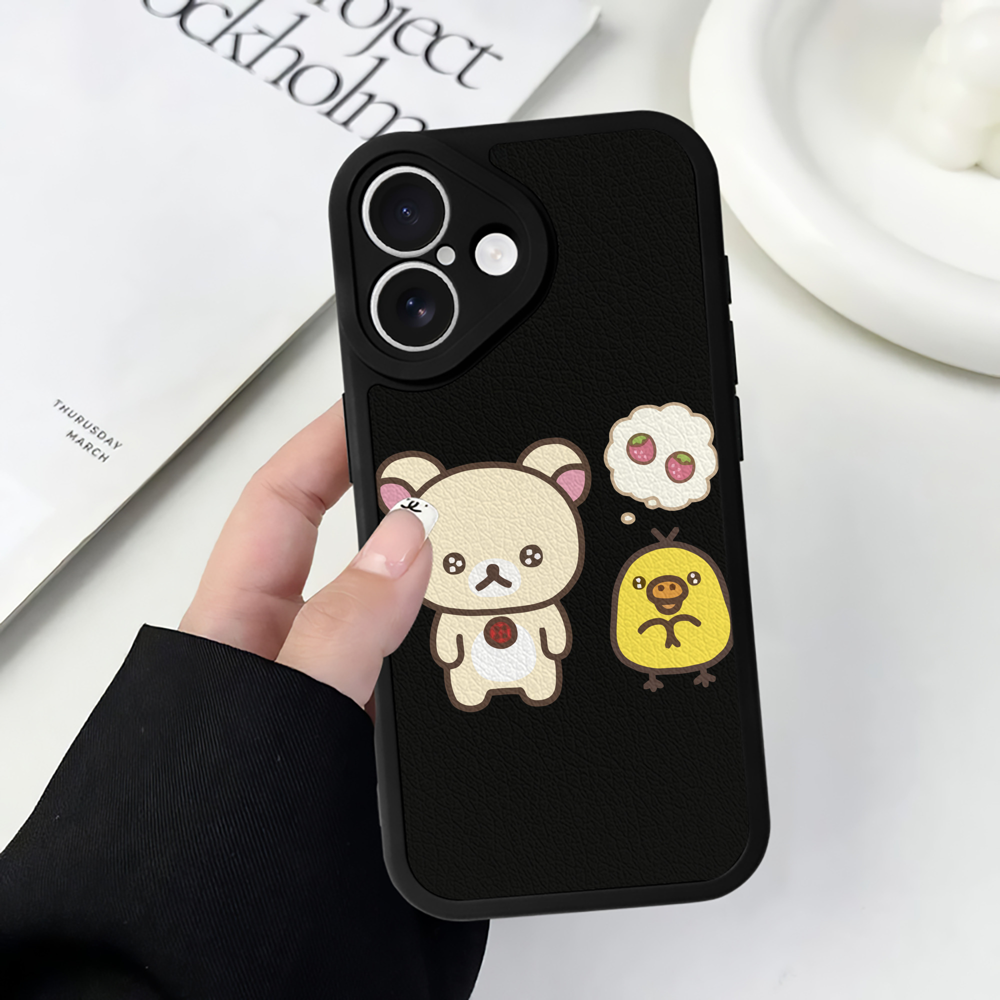 （画像用） リラックマ リラックマ キイロイトリ Rilakkuma Korilakkuma Kiiroitori 【iPhone 16シリーズ対応】シリコンスマホケース（レザー調） 材質：シリコン